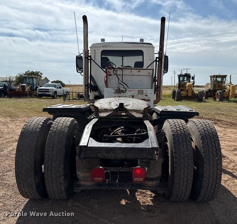 image for item EP0795 2012 Mack CHU613 semi truck
