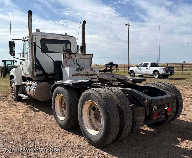 image for item EP0795 2012 Mack CHU613 semi truck