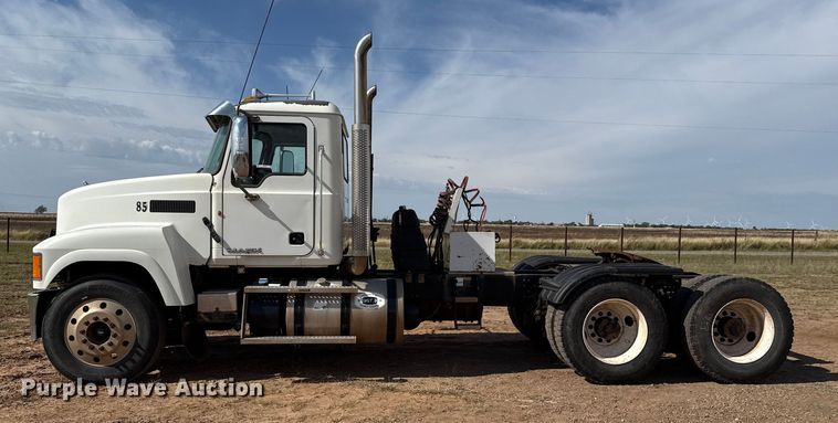 image for item EP0795 2012 Mack CHU613 semi truck