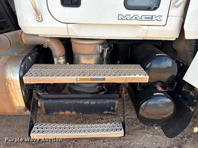 image for item EP0795 2012 Mack CHU613 semi truck