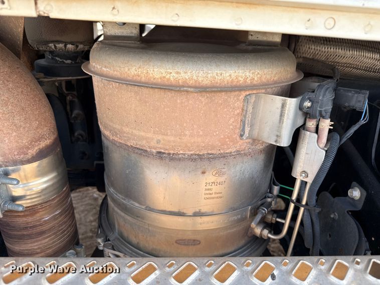 image for item EP0795 2012 Mack CHU613 semi truck