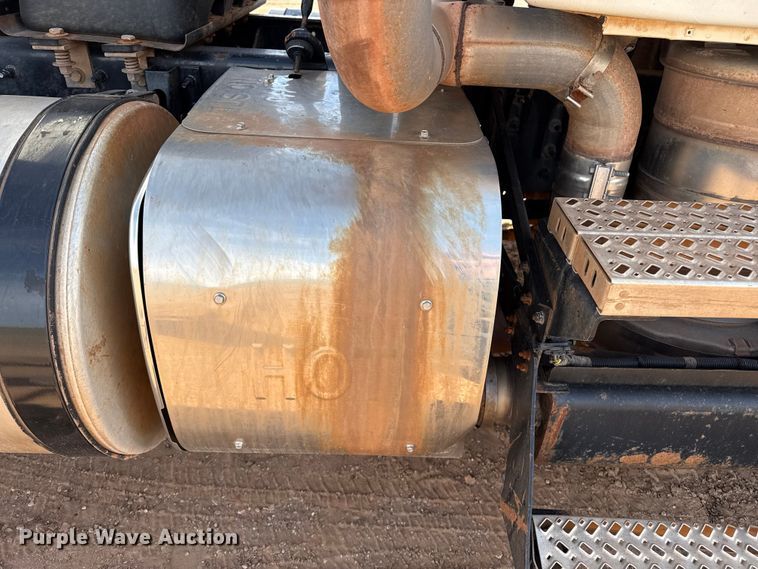 image for item EP0795 2012 Mack CHU613 semi truck