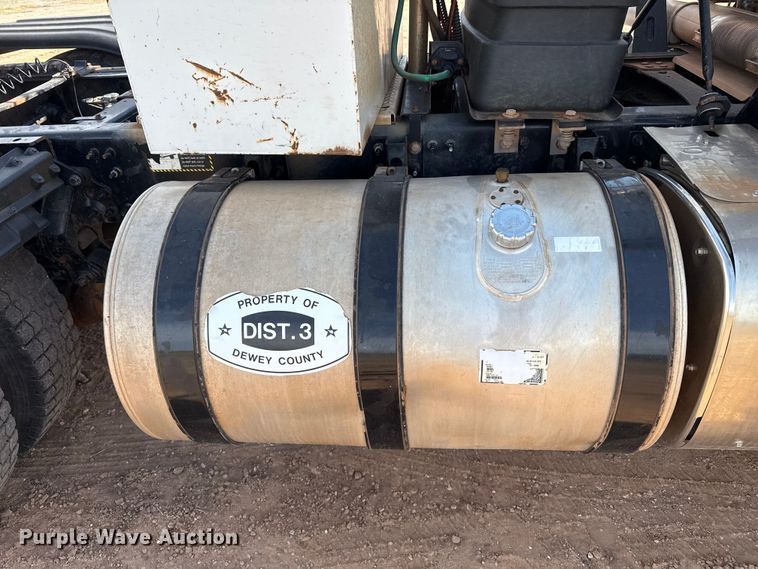 image for item EP0795 2012 Mack CHU613 semi truck