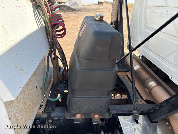 image for item EP0795 2012 Mack CHU613 semi truck