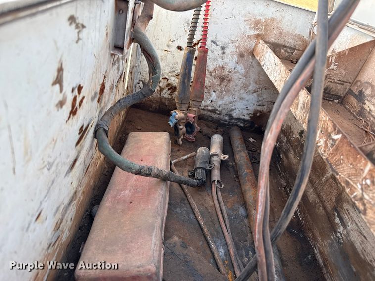 image for item EP0795 2012 Mack CHU613 semi truck