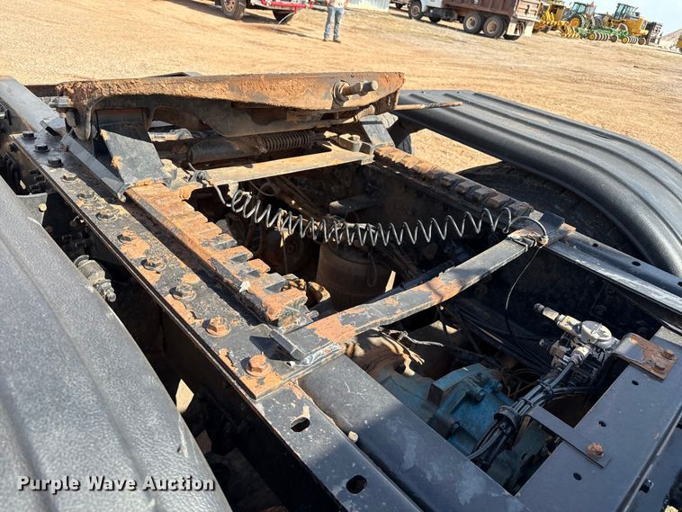 image for item EP0795 2012 Mack CHU613 semi truck