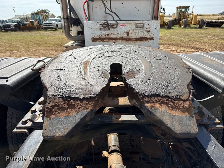 image for item EP0795 2012 Mack CHU613 semi truck