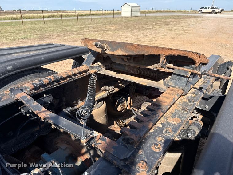 image for item EP0795 2012 Mack CHU613 semi truck