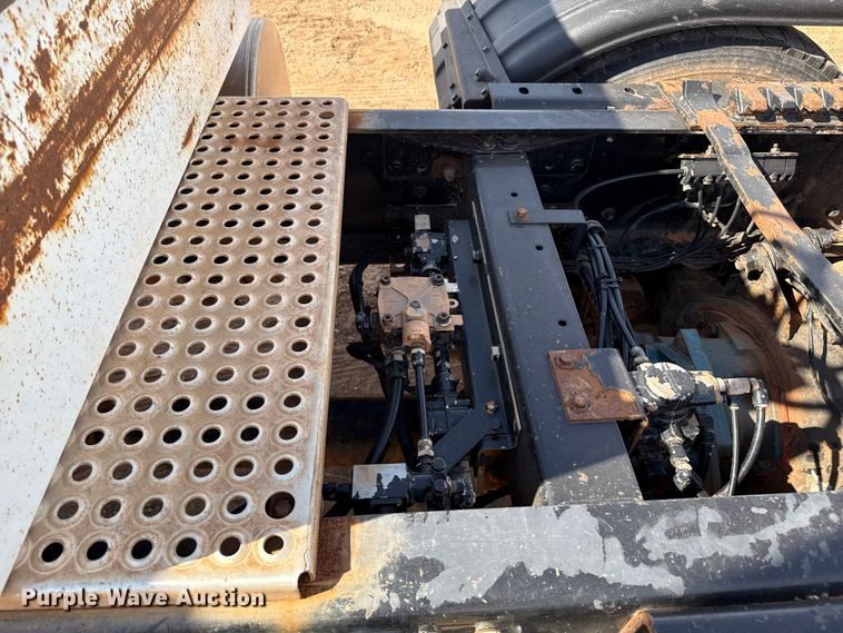 image for item EP0795 2012 Mack CHU613 semi truck