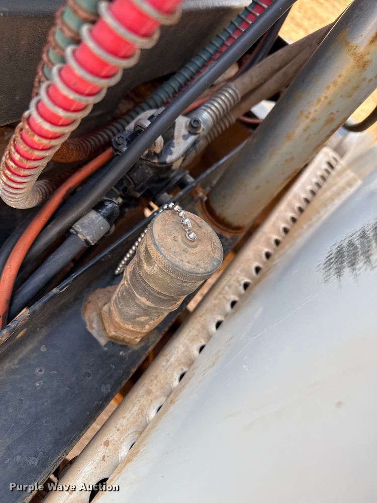 image for item EP0795 2012 Mack CHU613 semi truck