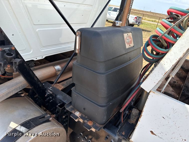 image for item EP0795 2012 Mack CHU613 semi truck