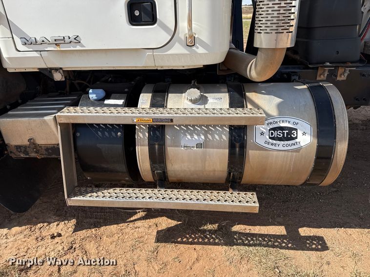 image for item EP0795 2012 Mack CHU613 semi truck