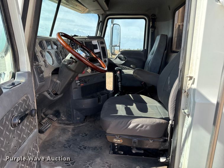 image for item EP0795 2012 Mack CHU613 semi truck