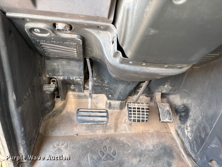 image for item EP0795 2012 Mack CHU613 semi truck