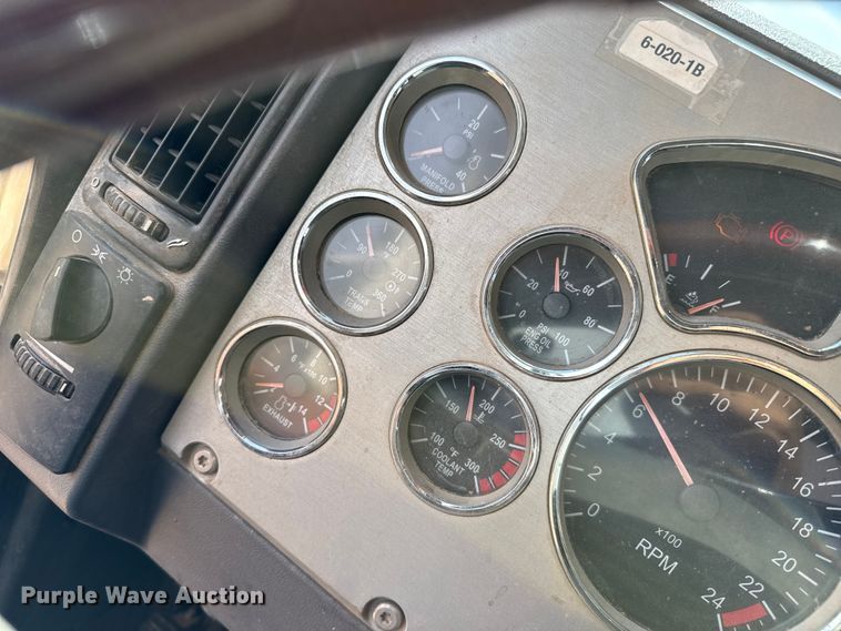 image for item EP0795 2012 Mack CHU613 semi truck