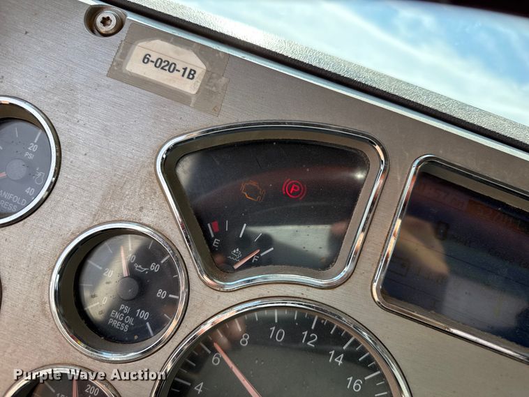 image for item EP0795 2012 Mack CHU613 semi truck