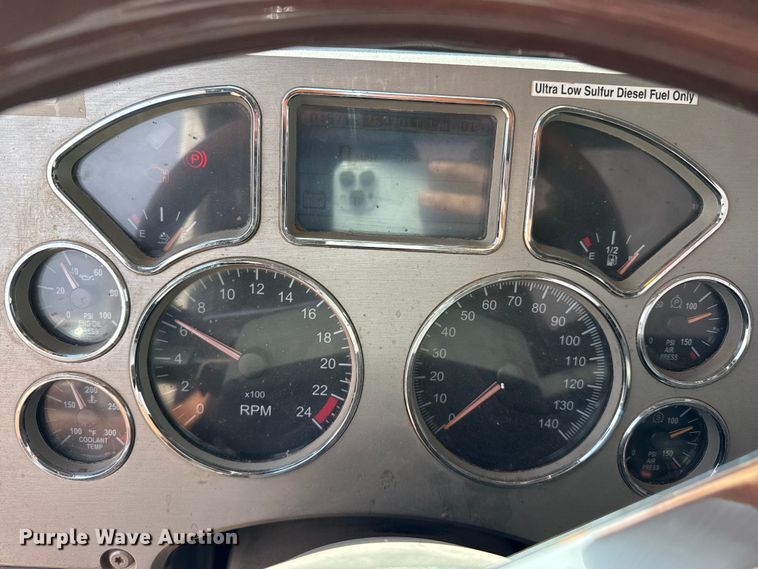 image for item EP0795 2012 Mack CHU613 semi truck