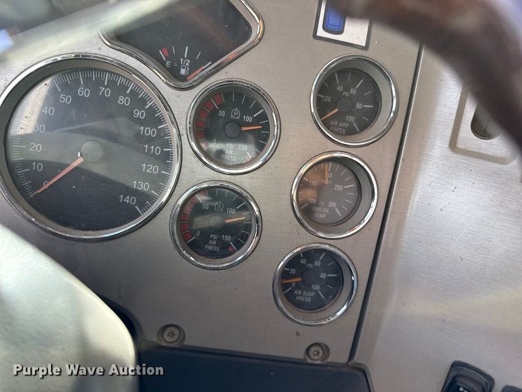 image for item EP0795 2012 Mack CHU613 semi truck