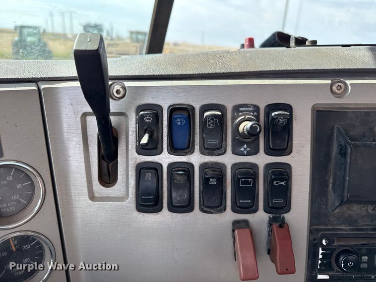 image for item EP0795 2012 Mack CHU613 semi truck