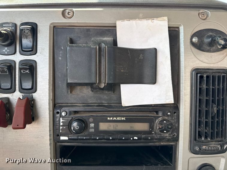 image for item EP0795 2012 Mack CHU613 semi truck