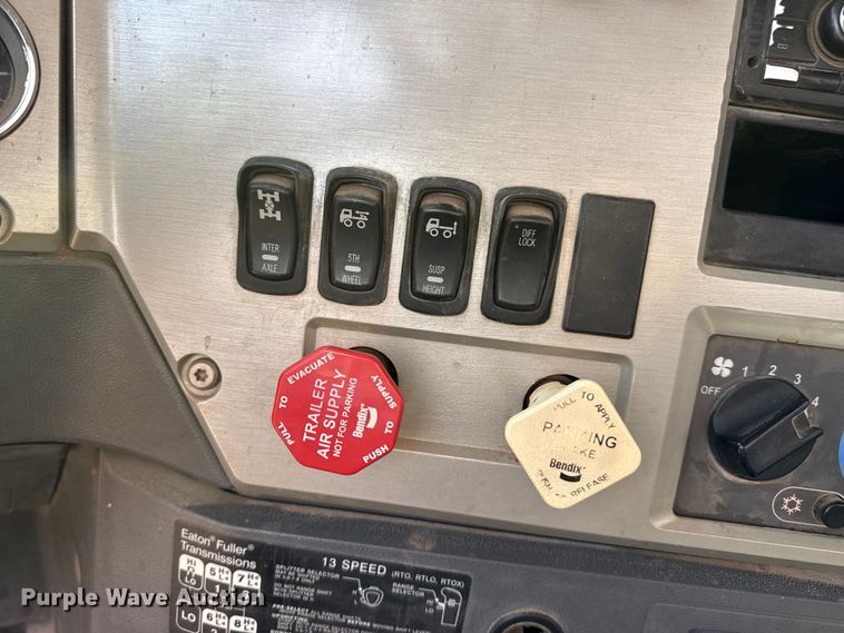 image for item EP0795 2012 Mack CHU613 semi truck