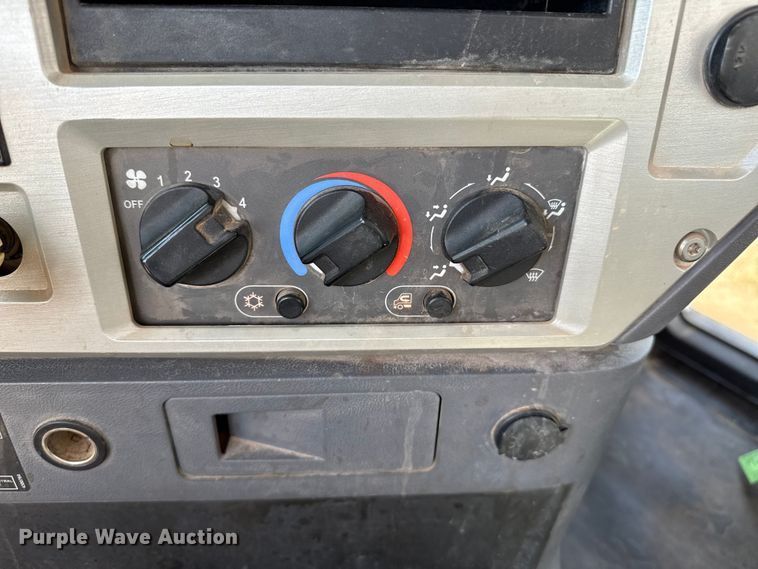 image for item EP0795 2012 Mack CHU613 semi truck