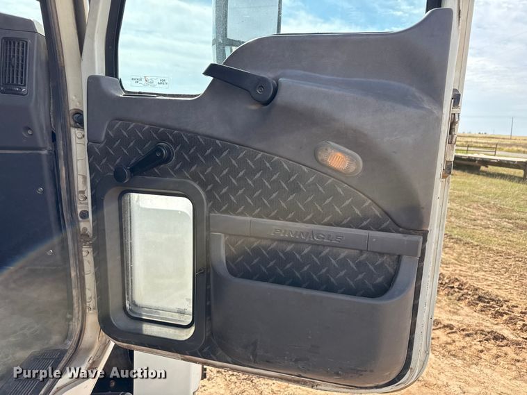 image for item EP0795 2012 Mack CHU613 semi truck