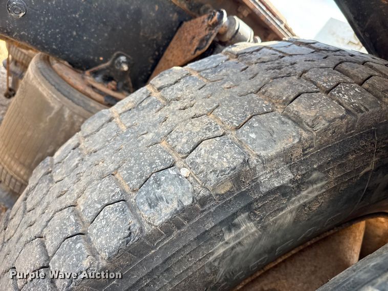 image for item EP0795 2012 Mack CHU613 semi truck