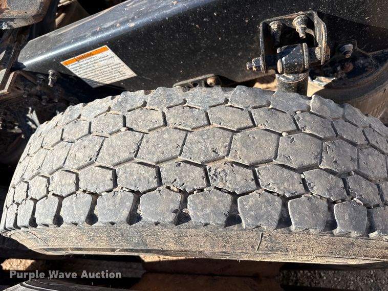 image for item EP0795 2012 Mack CHU613 semi truck