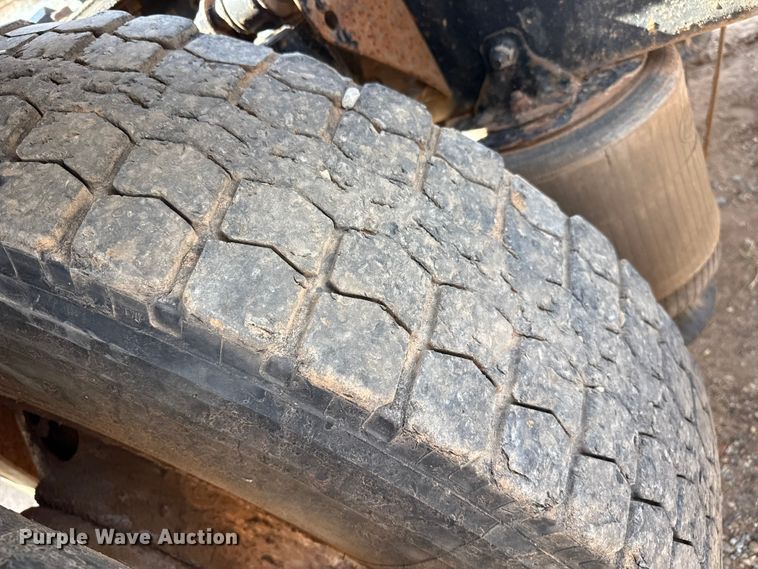 image for item EP0795 2012 Mack CHU613 semi truck