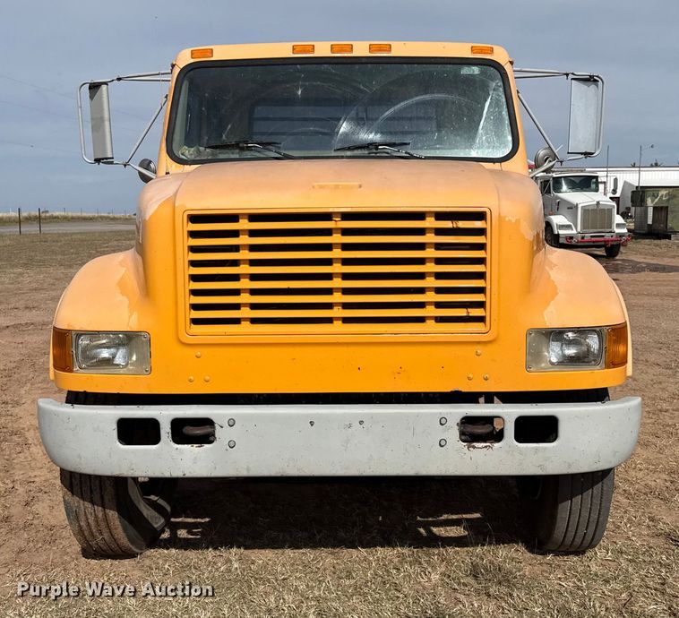 image for item EP0796 1999 International 4700 flatbed truck