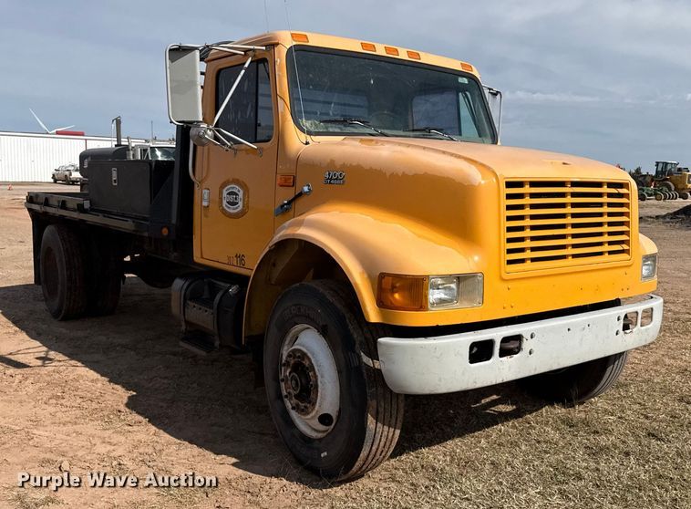 image for item EP0796 1999 International 4700 flatbed truck