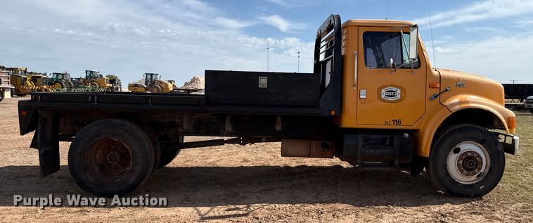 image for item EP0796 1999 International 4700 flatbed truck