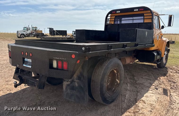 image for item EP0796 1999 International 4700 flatbed truck