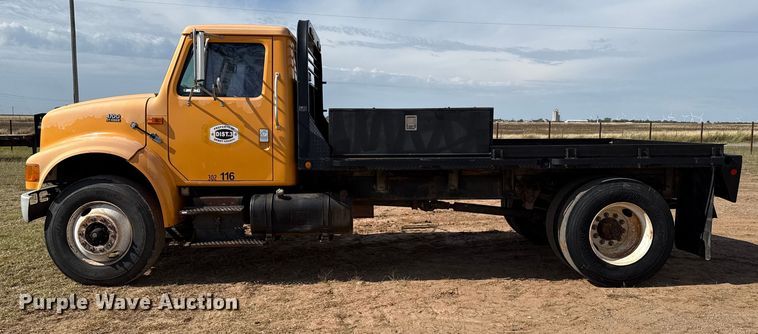 image for item EP0796 1999 International 4700 flatbed truck