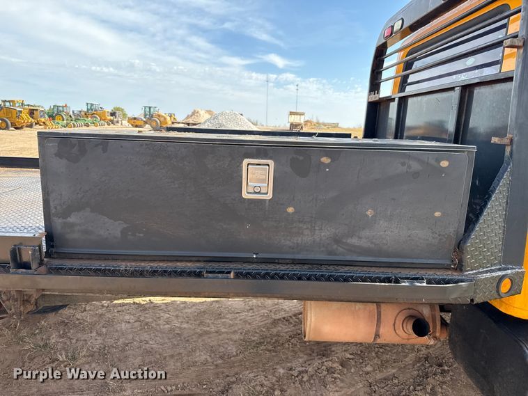 image for item EP0796 1999 International 4700 flatbed truck