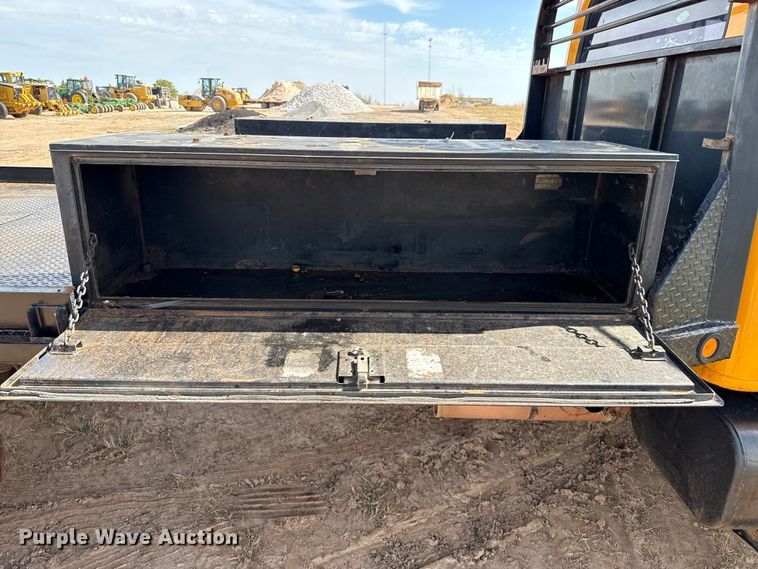 image for item EP0796 1999 International 4700 flatbed truck