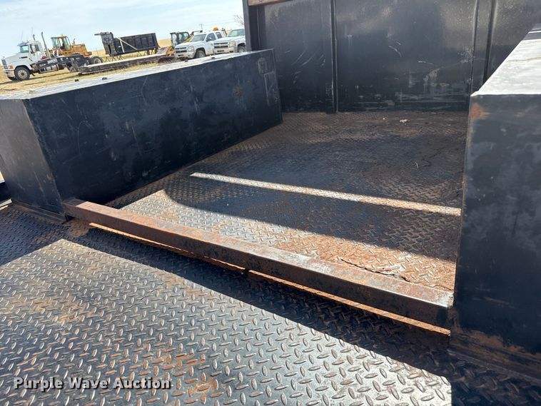 image for item EP0796 1999 International 4700 flatbed truck