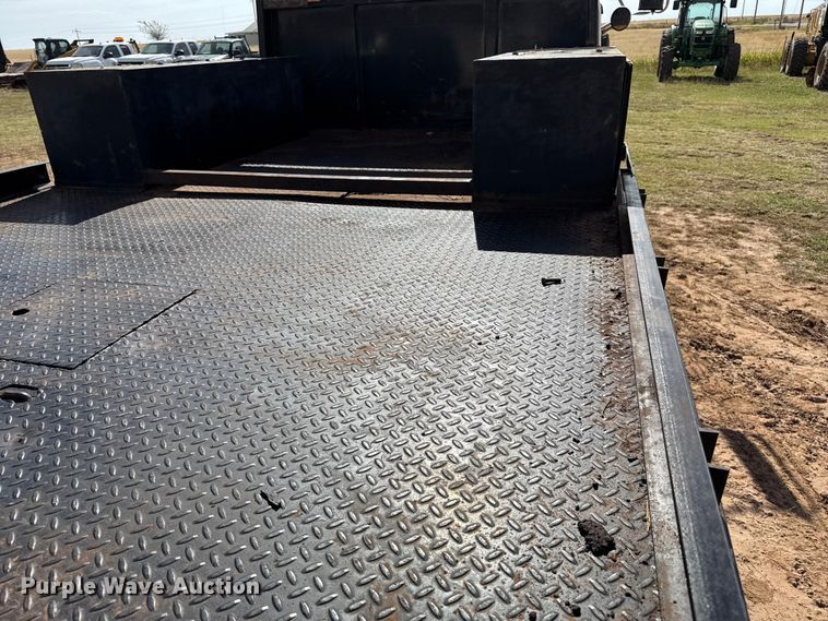 image for item EP0796 1999 International 4700 flatbed truck