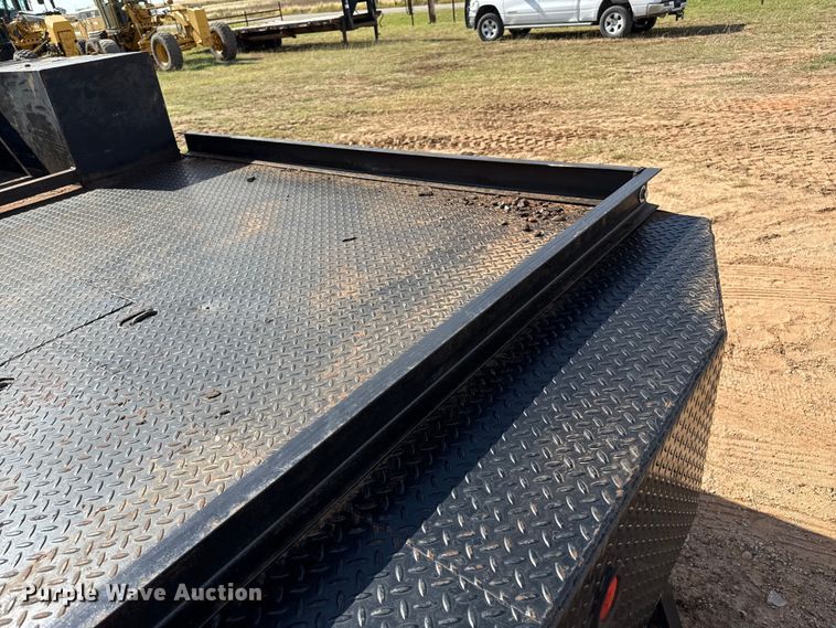 image for item EP0796 1999 International 4700 flatbed truck