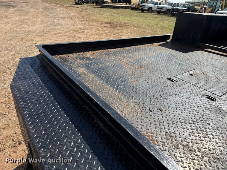 image for item EP0796 1999 International 4700 flatbed truck