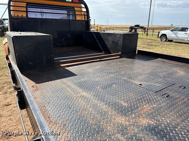 image for item EP0796 1999 International 4700 flatbed truck