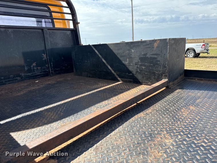 image for item EP0796 1999 International 4700 flatbed truck