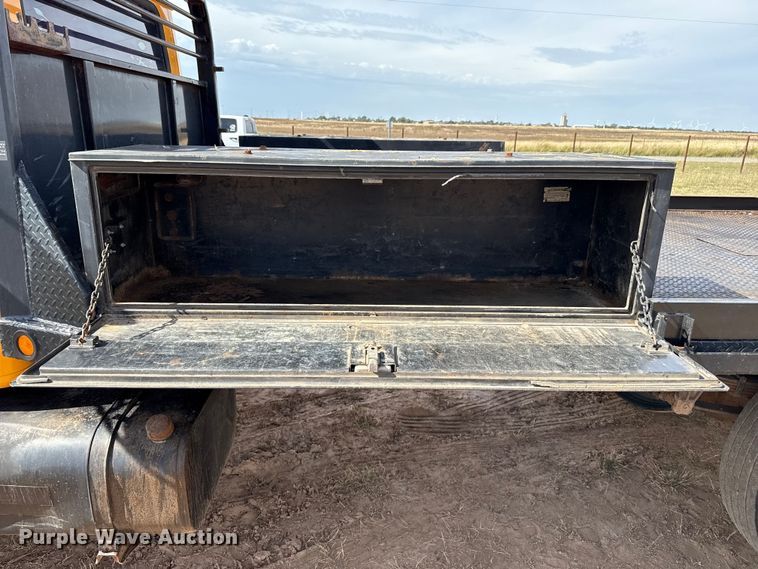 image for item EP0796 1999 International 4700 flatbed truck