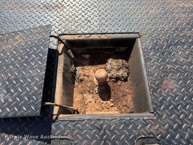 image for item EP0796 1999 International 4700 flatbed truck