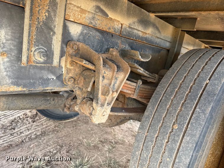 image for item EP0796 1999 International 4700 flatbed truck