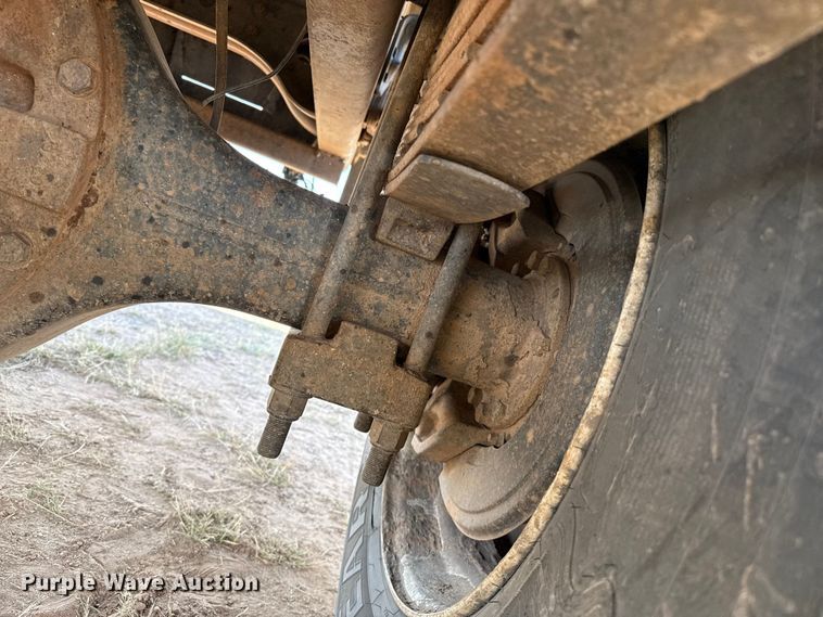 image for item EP0796 1999 International 4700 flatbed truck