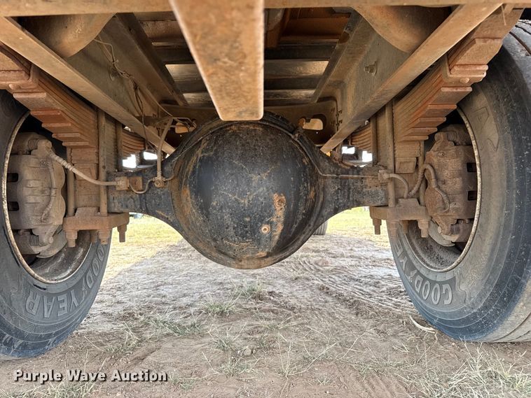 image for item EP0796 1999 International 4700 flatbed truck