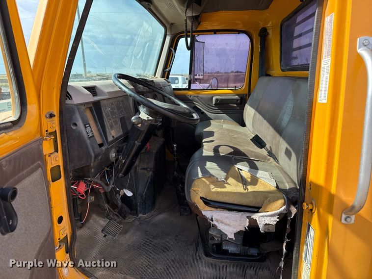 image for item EP0796 1999 International 4700 flatbed truck