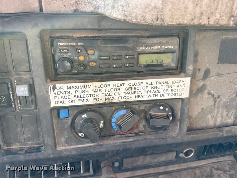 image for item EP0796 1999 International 4700 flatbed truck